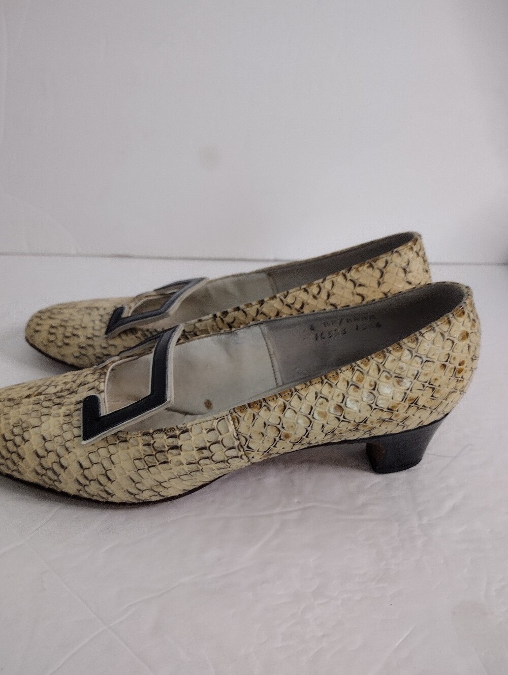 Vintage 60s Mod Snakeskin Pumps Size 6 Square Toe Pilgrim Buckle Kitten Heels - Picture 9 of 12